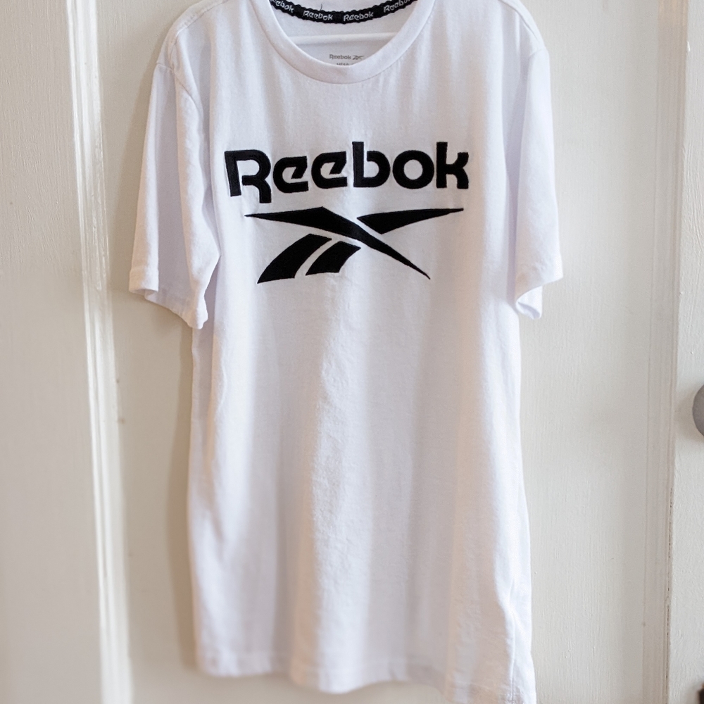 Reebok gender-neutral short sleeve t-shirt Size M 10-12